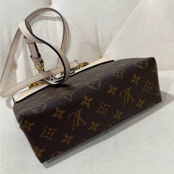 Louis Vuitton Cream and Brown Crossbody Bag - Picture 5 of 8